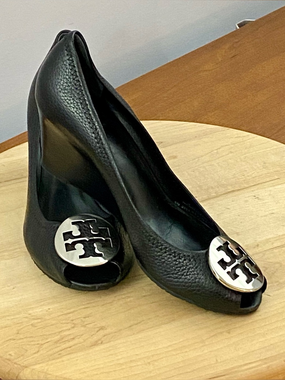 Tory Burch Sally Black Tumbled Pebbled Leather Peep Toe Wedge Pumps Sz 7.5M Y2K - Picture 10 of 16